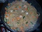 spaghetti di soia con verdure e gamberi